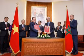 El presidente de la Asamblea Nacional de Vietnam, Tran Thanh Man (izquierda), y el titular de la Cámara de Representantes de Marruecos, Rachid Talbi Alami, firman un acuerdo de cooperación entre los dos Parlamentos (Foto: VNA)
