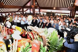 Delegados rinden homenaje al Presidente Ho Chi Minh (Foto: baochinhphu.vn)
