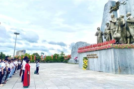 La delegación rinde homenaje al Tío Ho y a los héroes caídos (Foto: VNA)