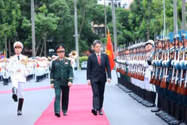 El ministro de Defensa de Vietnam, general Phan Van Giang (izquierda), preside una ceremonia de bienvenida a su homólogo singapurense, Chan Chun Sing (Foto: VNA)