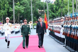 El ministro de Defensa de Vietnam, general Phan Van Giang (izquierda), preside una ceremonia de bienvenida a su homólogo singapurense, Chan Chun Sing (Foto: VNA)
