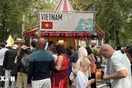 Visitantes hacen filas para probar Pho, una deliciosa sopa vietnamita de fideos de arroz con carne de res o pollo (Foto: VNA)