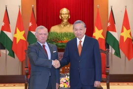 El secretario general del Partido Comunista de Vietnam, To Lam (derecha), recibe al rey jordano, Abdullah II Ibn Al-Hussein (Foto: VNA)