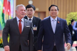 El primer ministro de Vietnam, Pham Minh Chinh (derecha), y el Rey de Jordania, Abdullah II Ibn Al-Hussein (Foto: VNA)