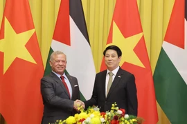 El presidente de Vietnam, Luong Cuong (derecha), recibe al Rey de Jordania, Abdullah II Ibn Al-Hussein (Foto: VNA)