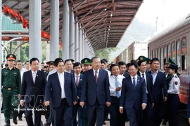 El secretario general del Partido Comunista de Vietnam, To Lam, el primer ministro Pham Minh Chinh y altos dirigentes, inspeccionan la estación de Dong Dang, en la provincia norteña de Lang Son (Foto: VNA)