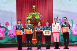 El coronel general Hoang Xuan Chien, viceministro de Defensa, regala obsequios a los oficiales que participarán en el desfile (Foto: VNA)