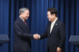 El secretario general del Partido Comunista de Vietnam, To Lam (izquierda), y el presidente de Corea del Sur, Lee Jae Myung (Foto: VNA)