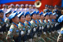 Mujeres oficiales de mantenimiento de la paz participan en el desfile conmemorativo por el 50 aniversario de la Liberación del Sur y la Reunificación Nacional de Vietnam. (Foto: VNA)