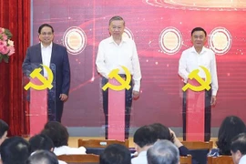 El secretario general del PCV, To Lam (en el medio), el primer ministro Pham Minh Chinh (izquierda), y el miembro permanente del Secretariado del Comité Central del Partido, Tran Cam Tu, lanzan tres plataformas digitales vitales para el cumplimiento de la Resolución No. 57-NQ/TW. (Foto: VNA)