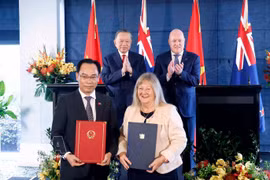 El secretario general del Partido Comunista y presidente de Vietnam, To Lam, y el primer ministro de Nueva Zelanda, Christopher Luxon, presencian el intercambio de documentos de cooperación entre ambos países. (Foto: VNA)