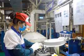 Fabricación de productos mecánicos en la empresa EXEDY Vietnam, en el parque industrial de Khai Quang. (Foto: VNA)