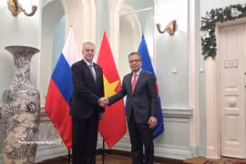 El embajador vietnamita en Rusia, Dang Minh Khoi (derecha), se reúne con Evgeny Grigoriev, presidente del Comité de Relaciones Exteriores de la ciudad de San Petersburgo (Foto: VNA)