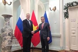 El embajador vietnamita en Rusia, Dang Minh Khoi (derecha), se reúne con Evgeny Grigoriev, presidente del Comité de Relaciones Exteriores de la ciudad de San Petersburgo (Foto: VNA)