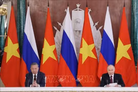 El secretario general del Partido Comunista de Vietnam, To Lam (izquierda), y el presidente ruso, Vladimir Putin, en sus declaraciones con la prensa (Foto: VNA)