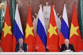 El secretario general del Partido Comunista de Vietnam, To Lam (izquierda), y el presidente ruso, Vladimir Putin, en sus declaraciones con la prensa (Foto: VNA)