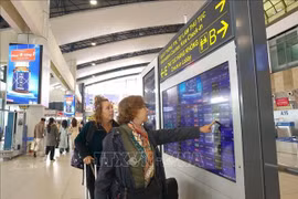 Pasajeros internacionales se registran en el aeropuerto de Noi Bai (Foto: VNA)