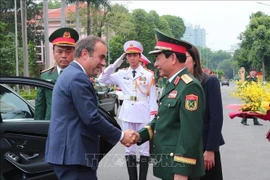 El ministro de Defensa de Vietnam, general Phan Van Giang (derecha), recibe al ministro de las Fuerzas Armadas de Francia, Sébastien Lecornu (Foto: VNA)