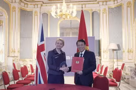 El ministro vietnamita de Seguridad Pública, general Luong Tam Quang, y la ministra del Interior del Reino Unido, Yvette Cooper (Foto: VNA)