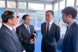 El primer ministro de Vietnam, Pham Minh Chinh (segundo desde la izquierda), se reúne con el vicepresidente de China Han Zheng (segundo desde la derecha).