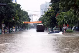 Numerosos vehículos quedaron varados en una calle inundada en la provincia de Thai Nguyen. (Foto: VNA)