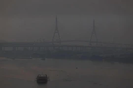 El puente Bhumibol, en Bangkok, en medio de la contaminación del aire durante el amanecer, el 26 de enero de 2025. (Foto: Reuters)