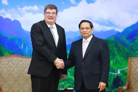 El primer ministro de Vietnam, Pham Minh Chinh (derecha), recibe a Arto Olavi Satonen, ministro de Empleo del Ministerio de Asuntos Económicos y Empleo de Finlandia. (Foto: VNA)