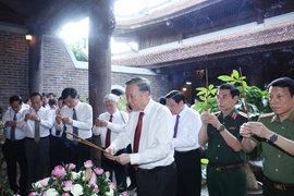 El secretario general del Partido Comunista de Vietnam, To Lam, rinde homenaje en el templo Chung Son – templo ancestral del Tío Ho (Foto: VNA)