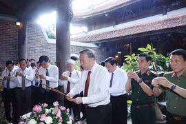 El secretario general del Partido Comunista de Vietnam, To Lam, rinde homenaje en el templo Chung Son – templo ancestral del Tío Ho (Foto: VNA)