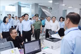 El presidente de Vietnam, Luong Cuong, inspecciona el Centro de Servicios Administrativos Públicos de Quang Ninh (Foto: VNA)
