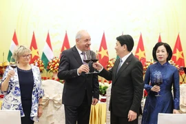 El presidente vietnamita, Luong Cuong, su homólogo húngaro, Sulyok Tamas, y sus esposas brindan en el banquete. (Foto: VNA)