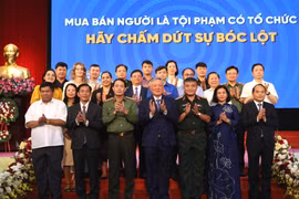 El viceprimer ministro permanente de Vietnam, Nguyen Hoa Binh, y los delegados participantes en la cita (Foto: VNA)