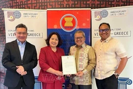 La embajadora de Vietnam en Grecia, Pham Thi Thu Huong, entrega la presidencia rotativa del ACAT al embajador de Indonesia (Foto: Embajada de Vietnam en Grecia)