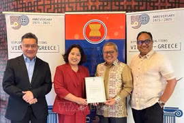La embajadora de Vietnam en Grecia, Pham Thi Thu Huong, entrega la presidencia rotativa del ACAT al embajador de Indonesia (Foto: Embajada de Vietnam en Grecia)