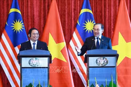 El primer ministro de Vietnam, Pham Minh Chinh (izquierda), y su homólogo malasio, Anwar Ibrahim, se reúnen con la prensa tras sus conversaciones en Kuala Lumpur. (Foto: VNA)