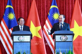El primer ministro de Vietnam, Pham Minh Chinh (izquierda), y su homólogo malasio, Anwar Ibrahim, se reúnen con la prensa tras sus conversaciones en Kuala Lumpur. (Foto: VNA)