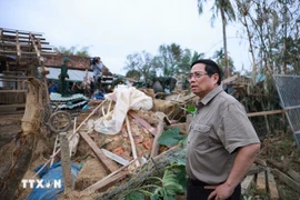 El primer ministro Pham Minh Chinh visita una casa completamente derrumbada debido a las inundaciones en la aldea de Phu Huu, comuna de Hoa Thinh, provincia de Dak Lak. (Foto: VNA)