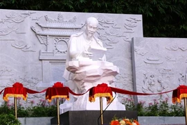 La estatua del Presidente Ho Chi Minh se ubica en el campus de la Biblioteca de Da Nang, en la homónima ciudad vietnamita. (Foto: VNA)