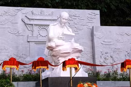 La estatua del Presidente Ho Chi Minh se ubica en el campus de la Biblioteca de Da Nang, en la homónima ciudad vietnamita. (Foto: VNA)
