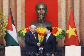 El presidente de Vietnam, Luong Cuong (derecha), recibe al titular de la Cámara de Representantes de Jordania, Mazen Turki El Qadi. (Foto: VNA)