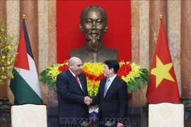 El presidente de Vietnam, Luong Cuong (derecha), recibe al titular de la Cámara de Representantes de Jordania, Mazen Turki El Qadi. (Foto: VNA)