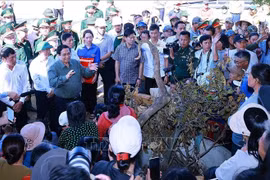 El primer ministro Pham Minh Chinh visita a las familias afectadas por los desastres naturales en la comuna de De Gi, provincia de Gia Lai (Foto: VNA)