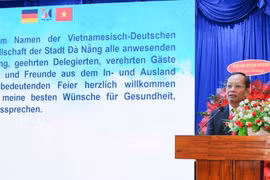 Nguyen Huu Lai, presidente de la filial municipal de la Asociación de Amistad Vietnam-Alemania, habla en la cita (Foto: nhandan.vn)