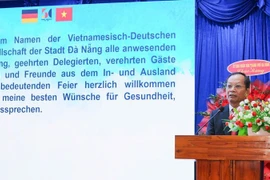 Nguyen Huu Lai, presidente de la filial municipal de la Asociación de Amistad Vietnam-Alemania, habla en la cita (Foto: nhandan.vn)
