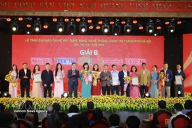 Ganadores de la categoría B en la VIII edición de los Premios de Periodismo de la capital sobre la construcción del Partido y el sistema político para 2025 (Foto: VNA)