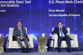 El 28 de mayo de 2025, en el marco de la 46.ª Cumbre de la ASEAN y otras citas anexas, en Kuala Lumpur, el primer ministro de Vietnam, Pham Minh Chinh (derecha), y su homólogo malasio, Anwar Ibrahim, participaron en una sesión de debate sobre la red de conexión inteligente mediante IA autónoma. (Foto: VNA)