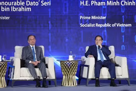 El 28 de mayo de 2025, en el marco de la 46.ª Cumbre de la ASEAN y otras citas anexas, en Kuala Lumpur, el primer ministro de Vietnam, Pham Minh Chinh (derecha), y su homólogo malasio, Anwar Ibrahim, participaron en una sesión de debate sobre la red de conexión inteligente mediante IA autónoma. (Foto: VNA)