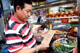 Un puesto de venta de Banh mi en el mercado Tan Dinh, Ciudad Ho Chi Minh (Foto: VNA)