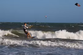 Un turista extranjero juega al kitesurf en la playa de Mui Ne (Foto: VNA)