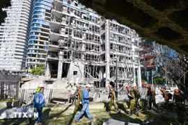 Un edificio destruido después de un ataque en Ramat Gan, Israel. (Foto: Xinhua/VNA))